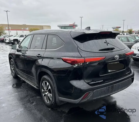 2021 Toyota Highlander Xle z USA, uszkodzony, nr VIN 5TDHZRBHXMS539180